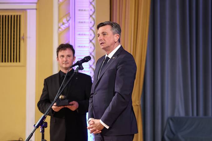 Predsednik republike je na tradicionalnem Pomladnem koncertu vročil jabolko navdiha Gimnaziji Celje - Center in ravnatelju Gregorju Deleji